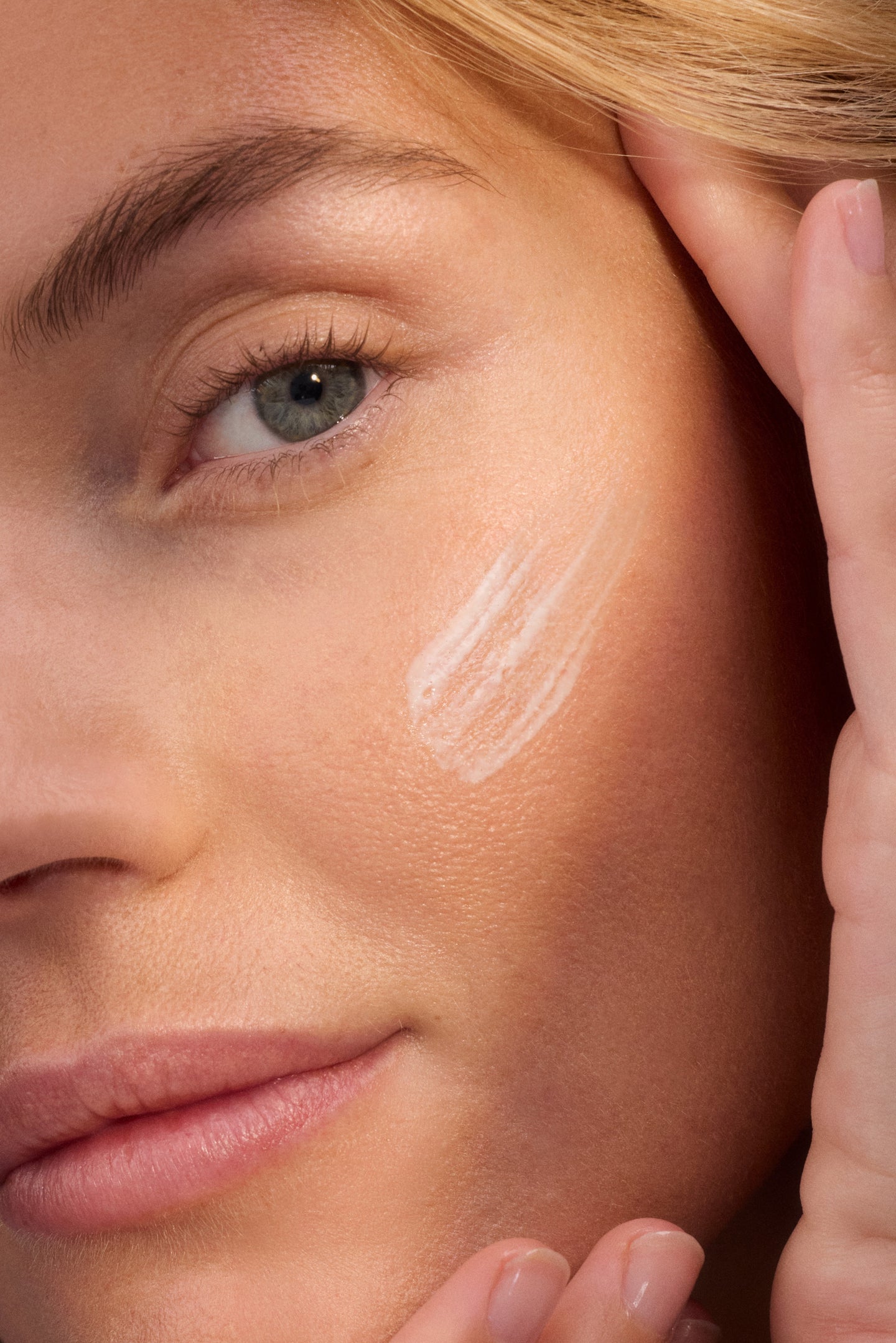 Application du Fluide Hydratation Intense SPF30 Respire